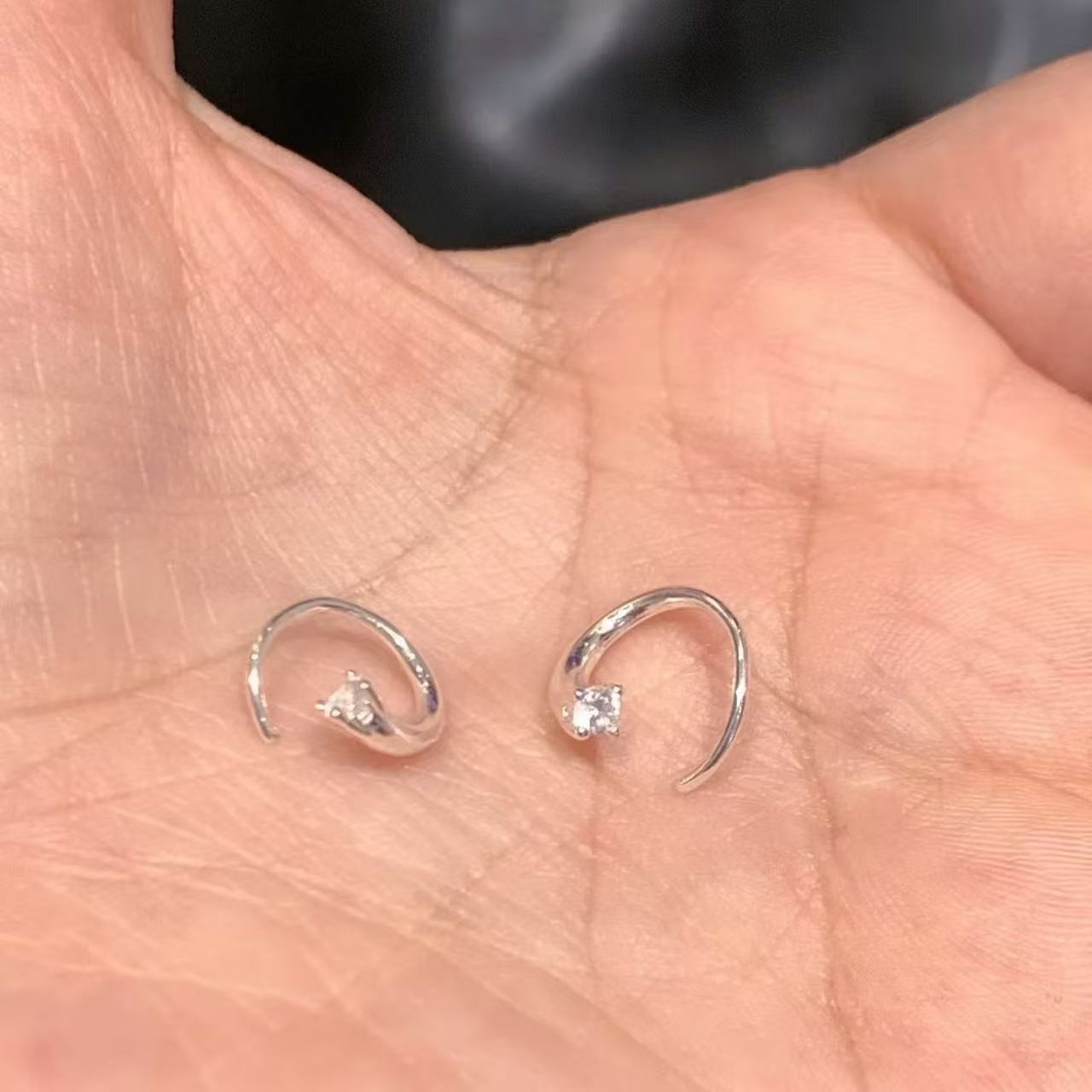 简简单单~后戴式日常简约百搭耳钉精致通勤耳环2025爆款百搭耳饰