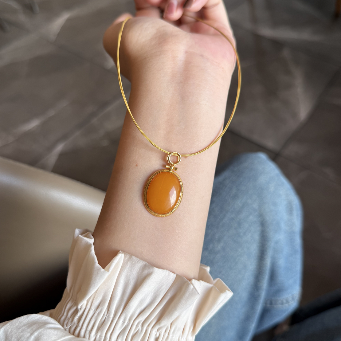 天然老蜡蜜蜡椭圆简单款吊坠镶嵌925银镀金蛋面鸡黄油