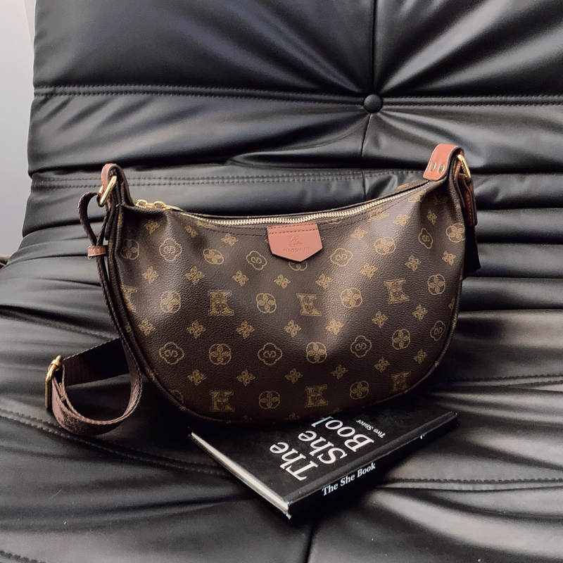 大容量饺子包2025新款上班通勤斜挎包百搭时尚软皮女包休闲单肩包