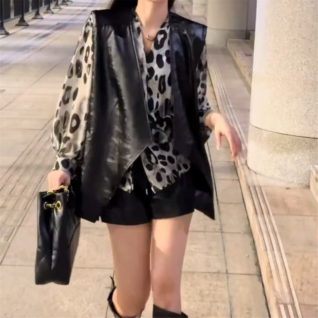 独特好看套装女2025秋季新款豹纹长袖V领衬衫搭配马甲短裤两件套