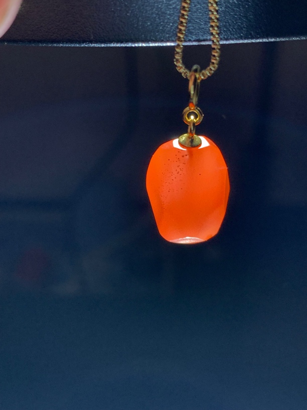 南红保山冰红随形女款吊坠尺寸13*10左右气质时尚简约挂坠镶嵌