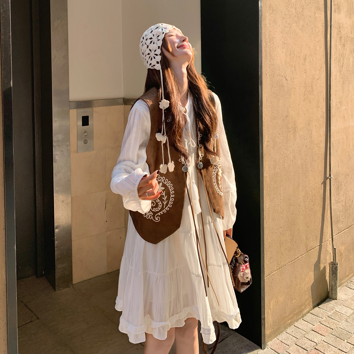 民族风复古棕色刺绣马甲连衣裙套装女2025秋季西部旅游穿搭两件套