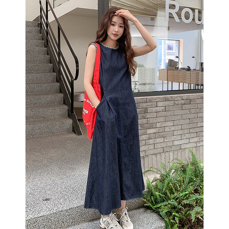深蓝色复古气质牛仔连衣裙女2025夏新款慵懒风时尚圆领无袖A字裙