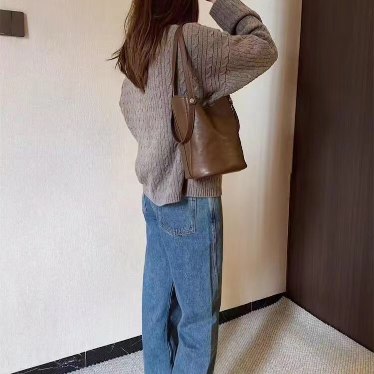 高级感复古水桶包包女2025秋冬新款大容量腋下包百搭托特包通勤包