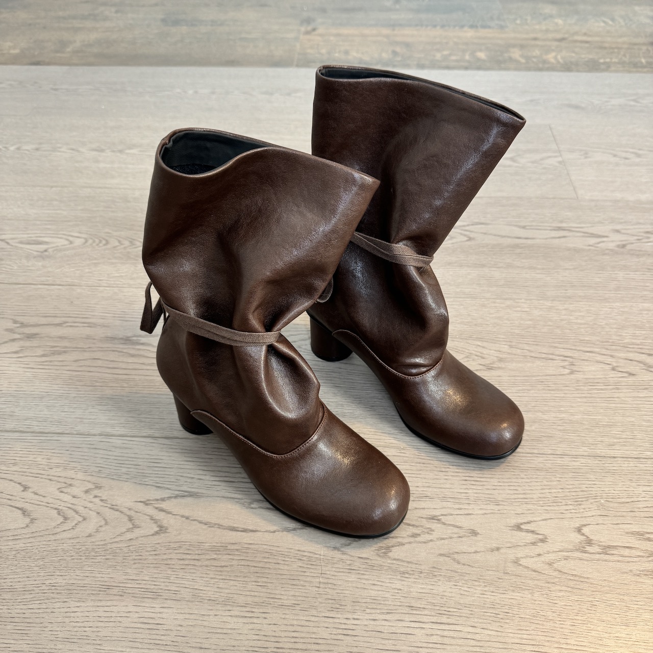 六也「俏皮宽筒」中筒绑带真皮粗圆跟柔软舒适极简绑带短靴L1027