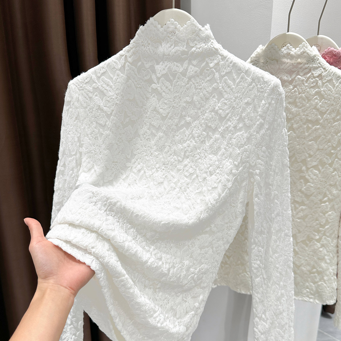 白色简约半高领蕾丝上衣女秋冬新款镂空加绒长袖小衫叠穿保暖内搭