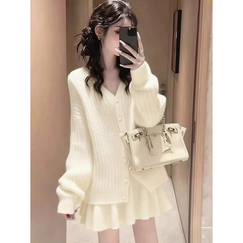 小个子米白色毛衣套装2025新款秋冬慵懒风穿搭针织上衣短裙两件套