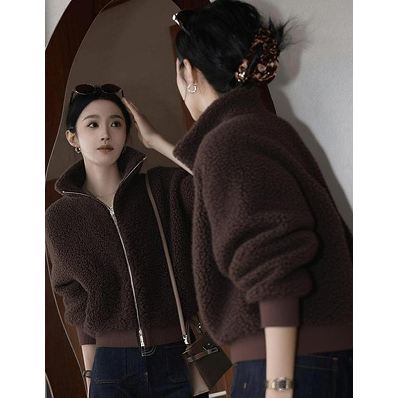 今年流行棕色羊羔毛拉链外套女2025秋冬新款小个子超好看短款上衣