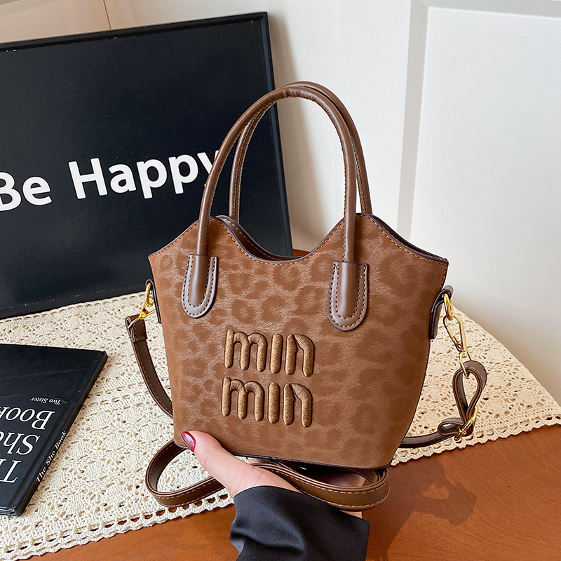 法式豹纹手提水桶包包女秋冬新款小众复古广州十三行斜挎包