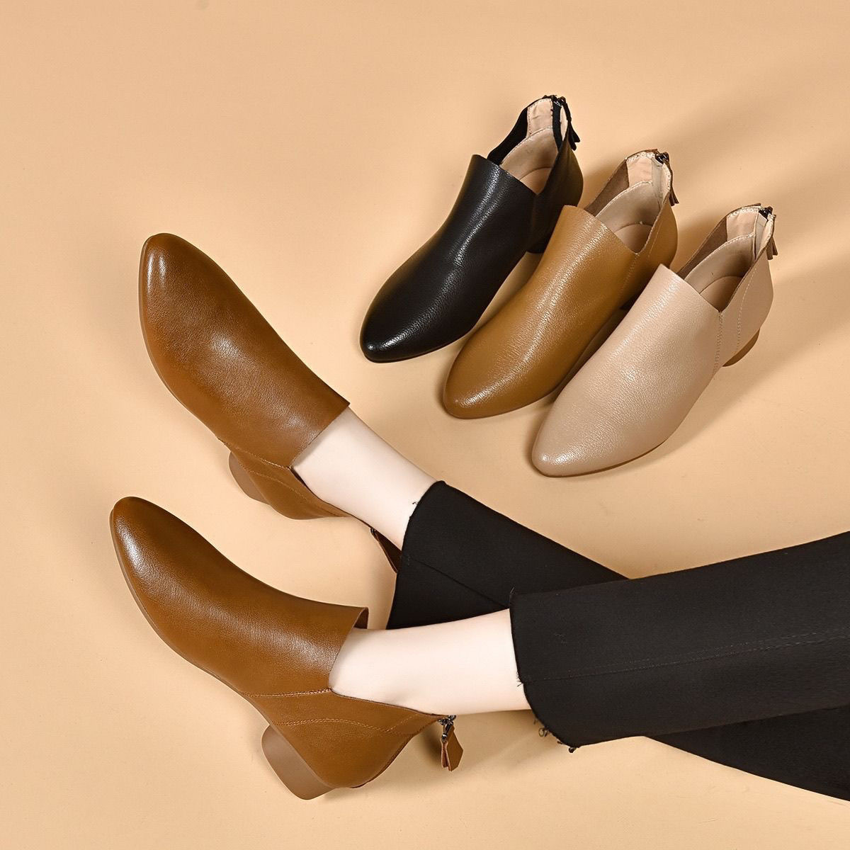 2025新款秋季尖头短靴女低跟软皮软底裸靴粗跟软底马丁靴春秋单靴