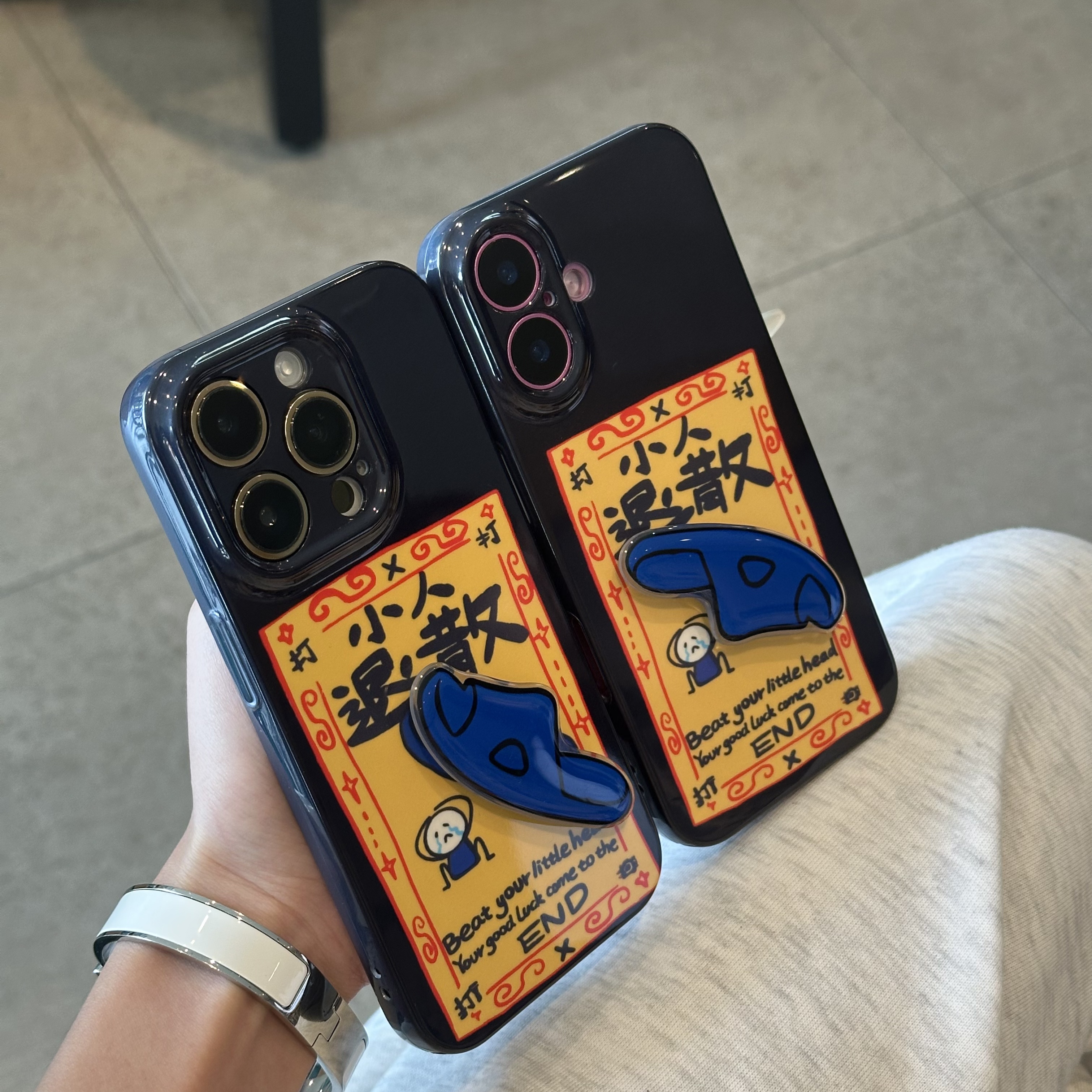 BANCA小人退散插画拖鞋支架适用苹果16手机壳华为vivo小米15oppo