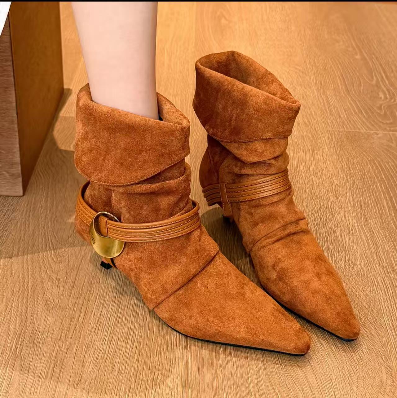 ellicco 一眼爱上！枫叶棕尖头金属短靴女两穿复古绒面时装靴