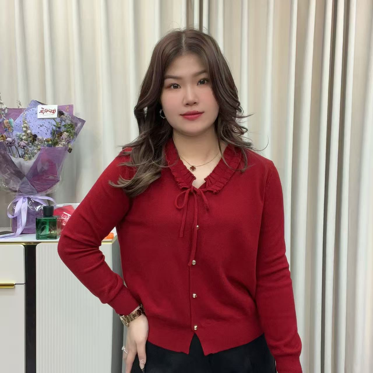 小鑫肝@羊毛V领木耳边蝴蝶结装饰纽扣开叉纯色气质毛衣 217