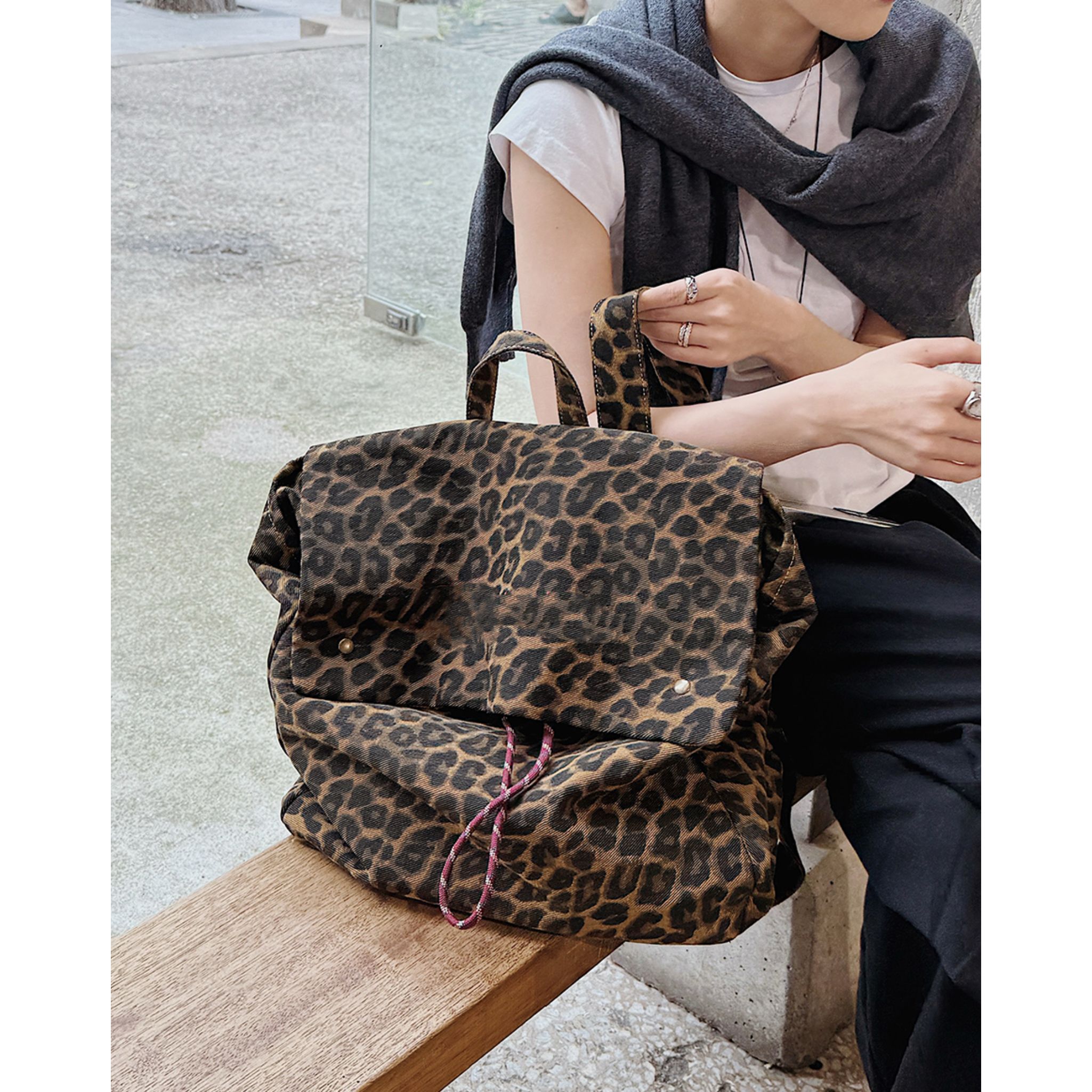 时尚个性豹纹帆布包2026新款高级感大容量通勤旅游双肩包背包书包