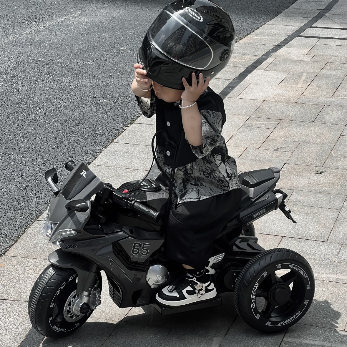 儿童男女宝可坐人充电三轮车遥控电动车玩具双驱电瓶车1-5岁