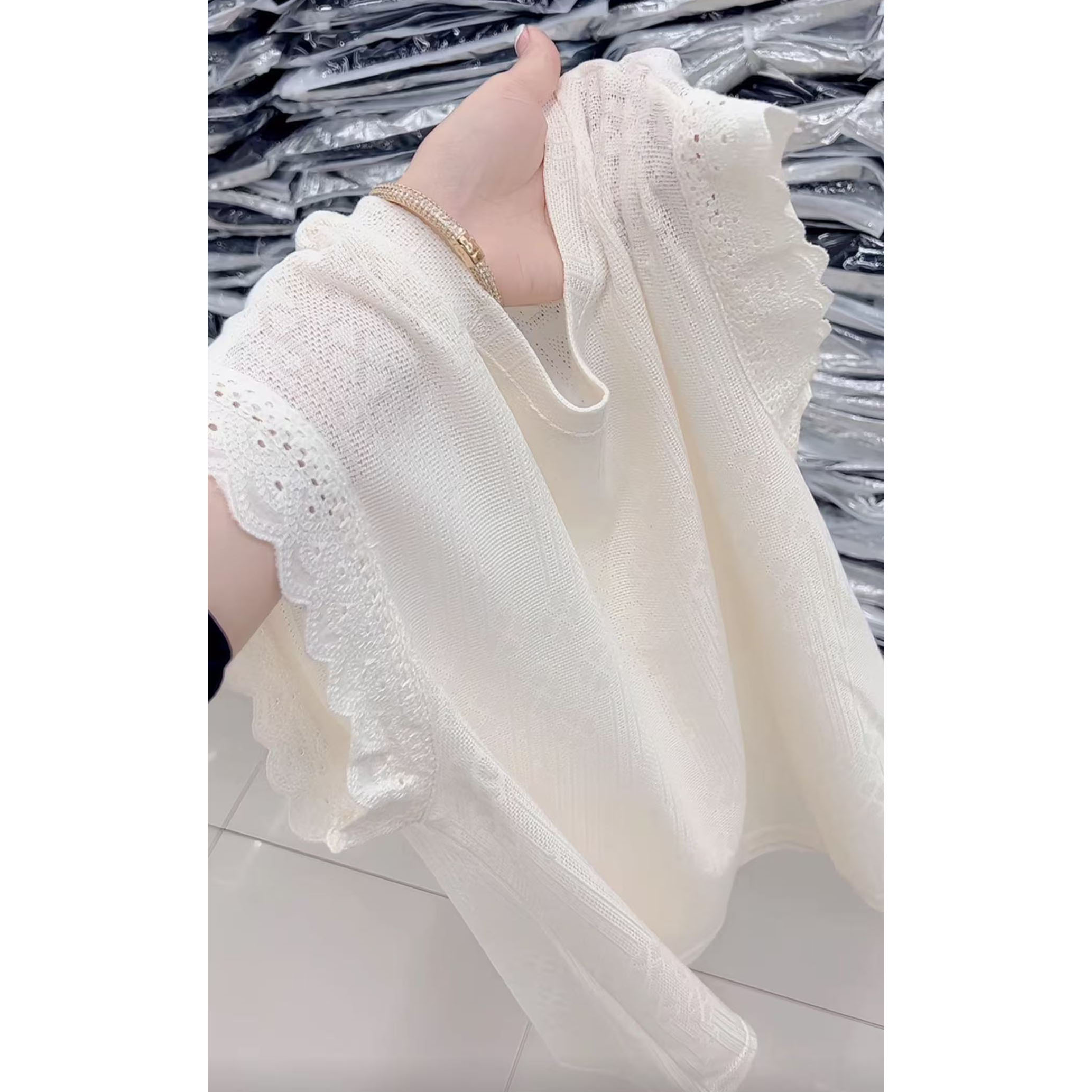 【现货】今年流行穿搭2025夏季新款圆领镂空蕾丝修身休闲风短袖上衣