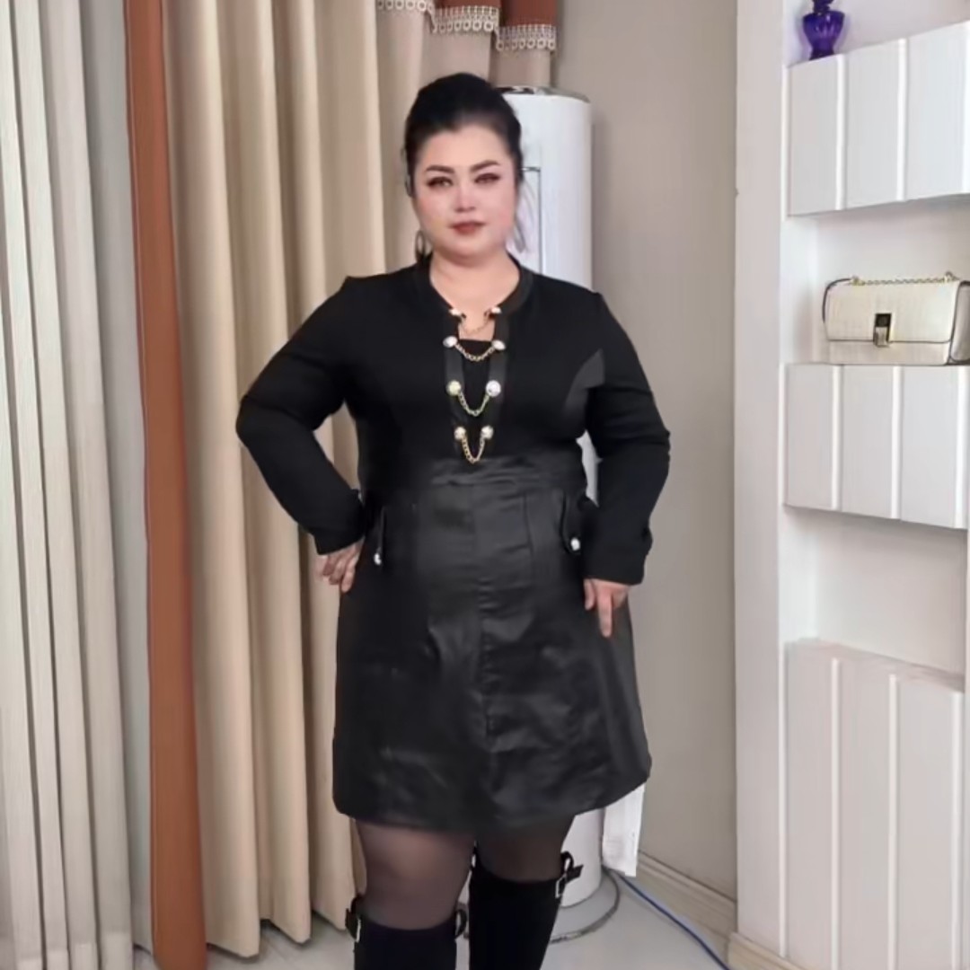 冬季新款时尚洋气显瘦收腰链条纽扣连衣裙