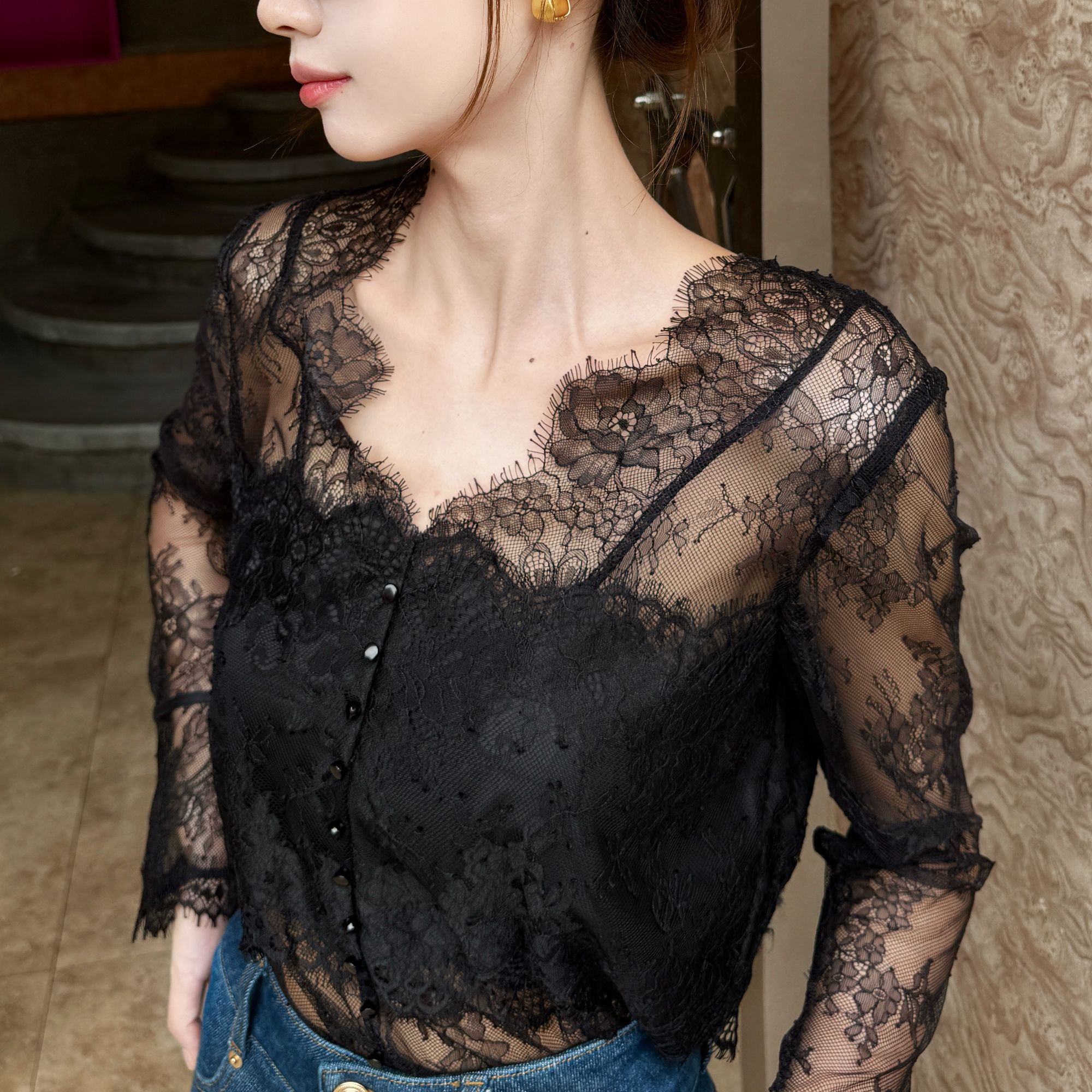 IDENTIFIES/易缔媤蕾丝蕾丝衫蕾丝绣花显瘦打底镂空气质D33561