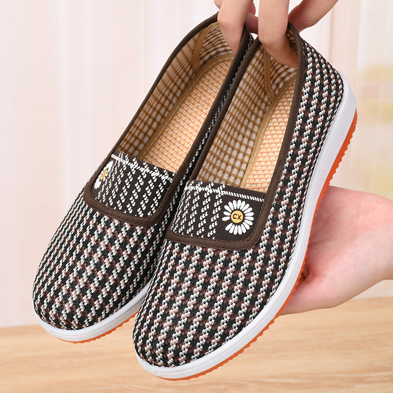 老北京布鞋女春秋单鞋休闲透气软底妈妈鞋平底轻便防滑浅口老人鞋