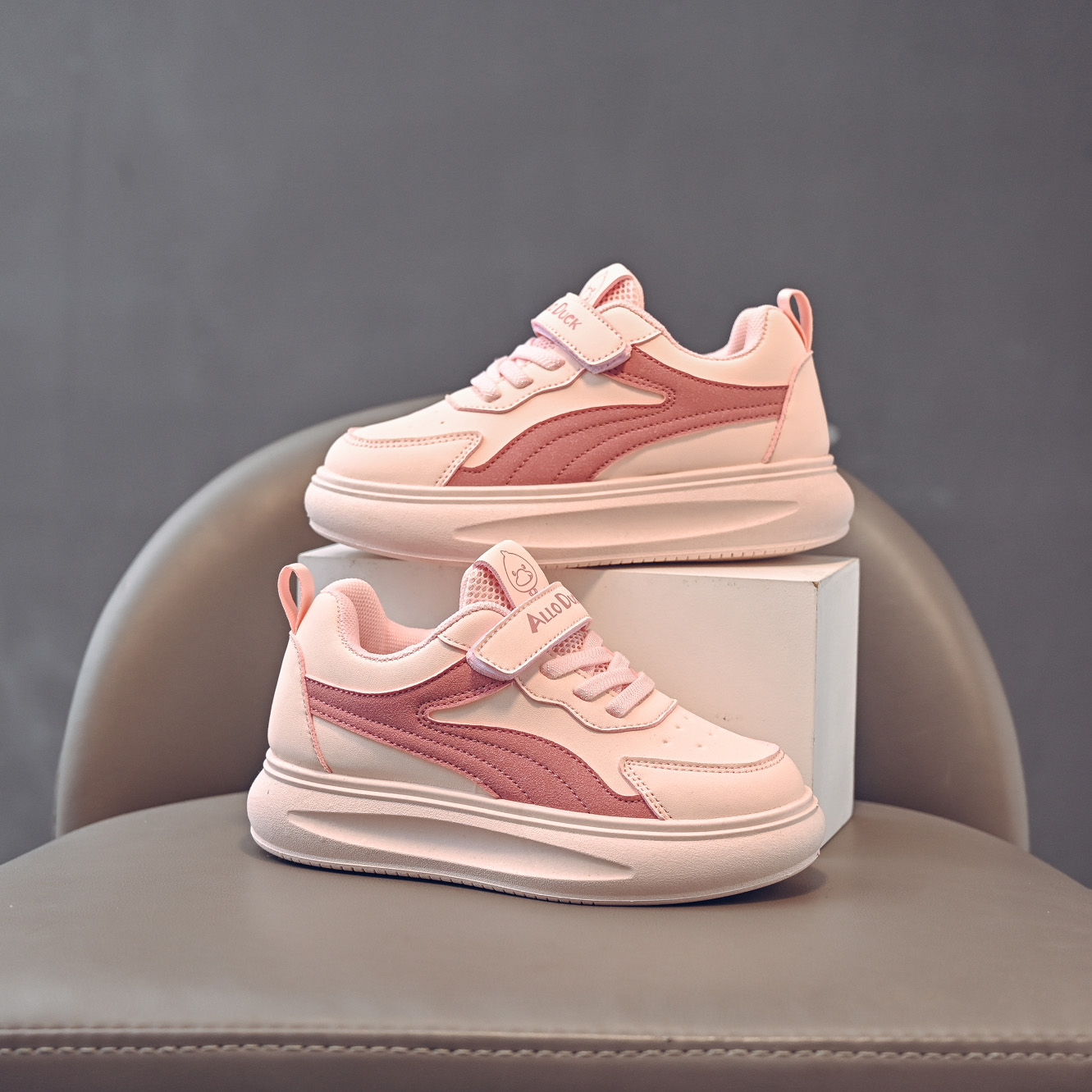 春夏季儿童低帮运动鞋男女童百搭皮面休闲鞋女中大童防滑休闲板鞋