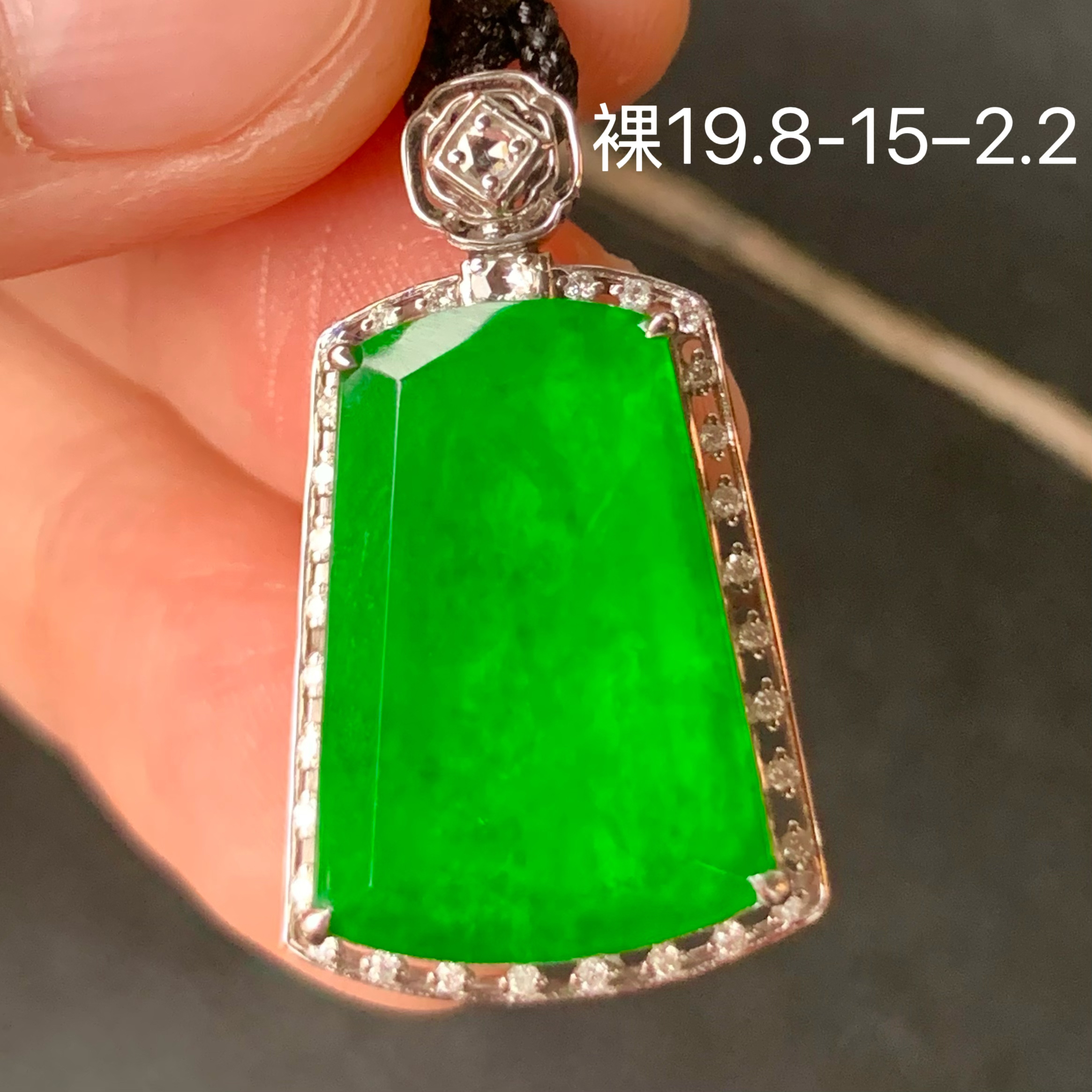 帝王绿无事牌天然翡翠吊坠 镶嵌精致 女生配饰