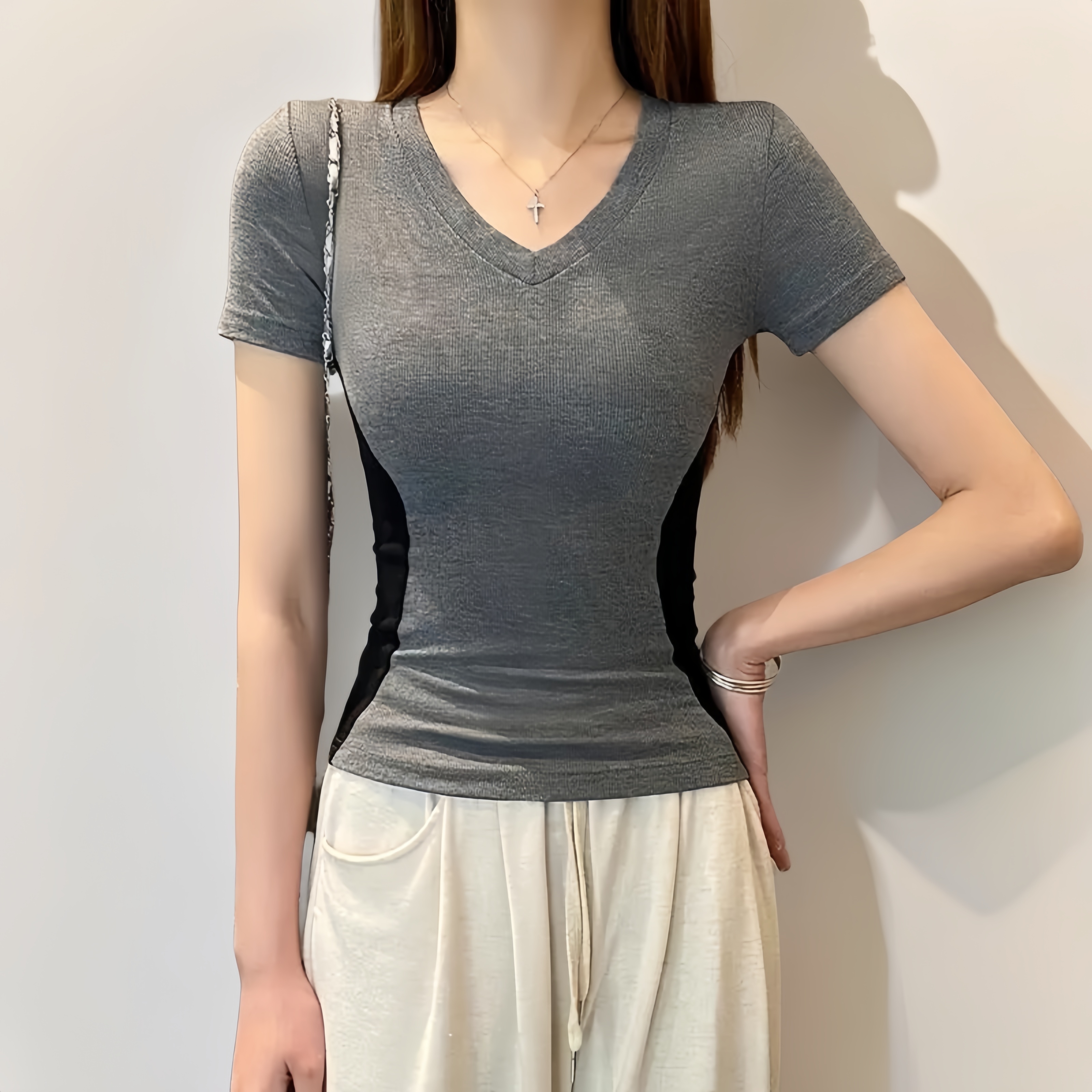 2025年夏季新款V领个性短袖T恤百搭撞色气质通勤修身显瘦上衣女