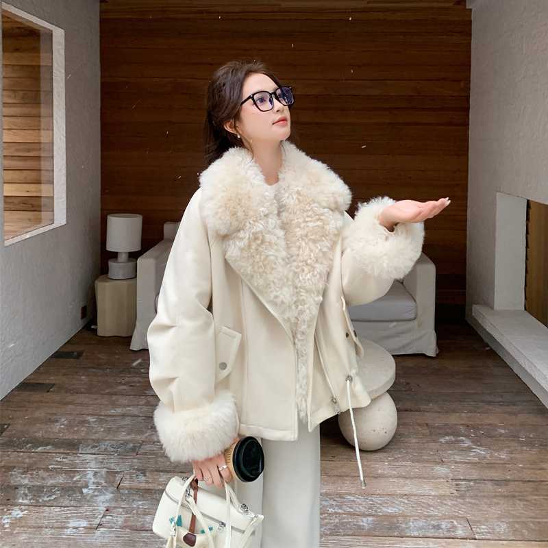 羊羔毛翻领羽绒服2025冬季新款复古千金风氛围感温柔风白鸭绒外套