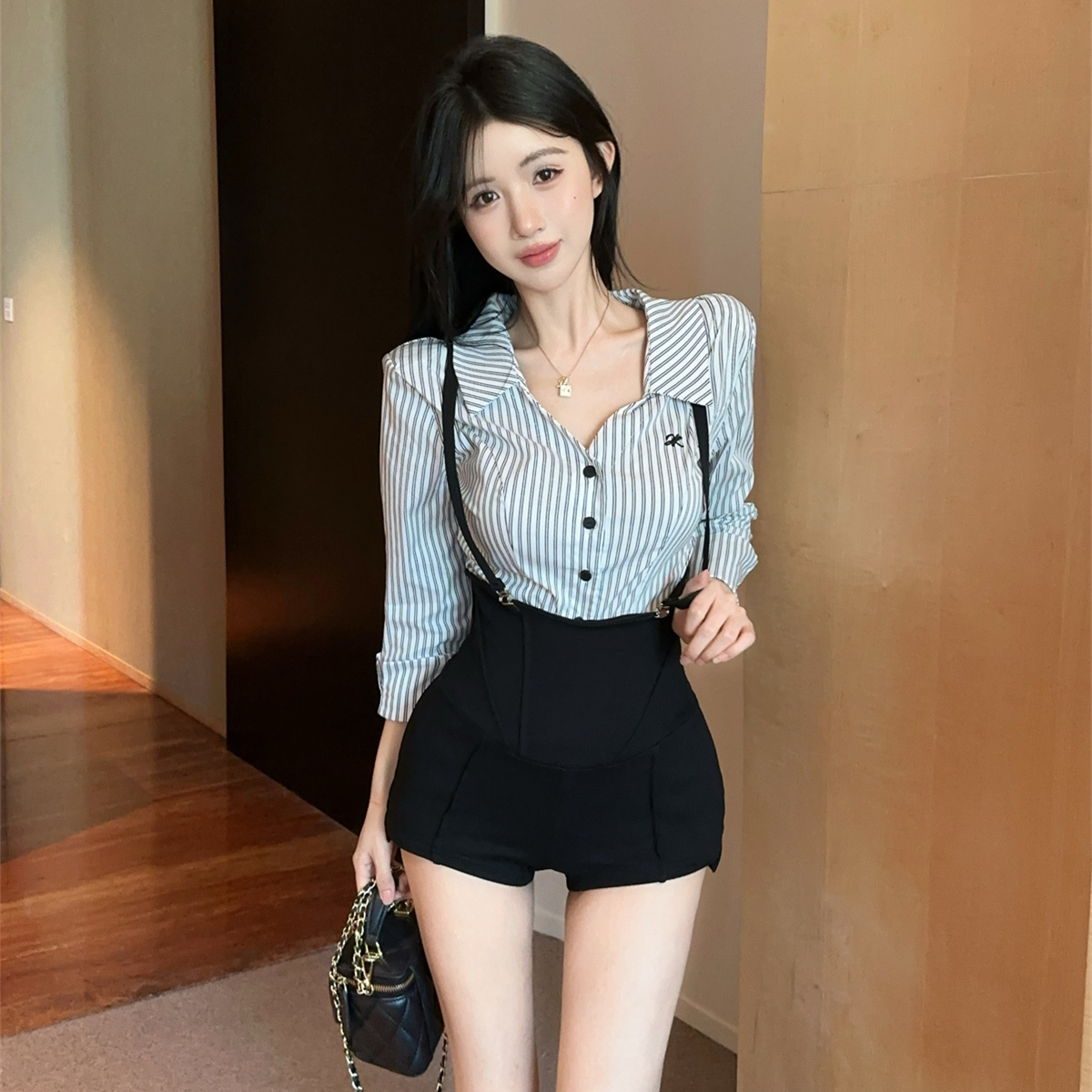 学院风辣妹条纹v领长袖衬衫套装女设计感小众黑色背带短裤两件套