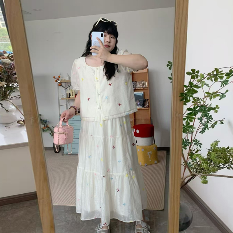 《怦然心动》大码甜美新海边度假约会法式蝴蝶刺绣上衣+半身裙套装