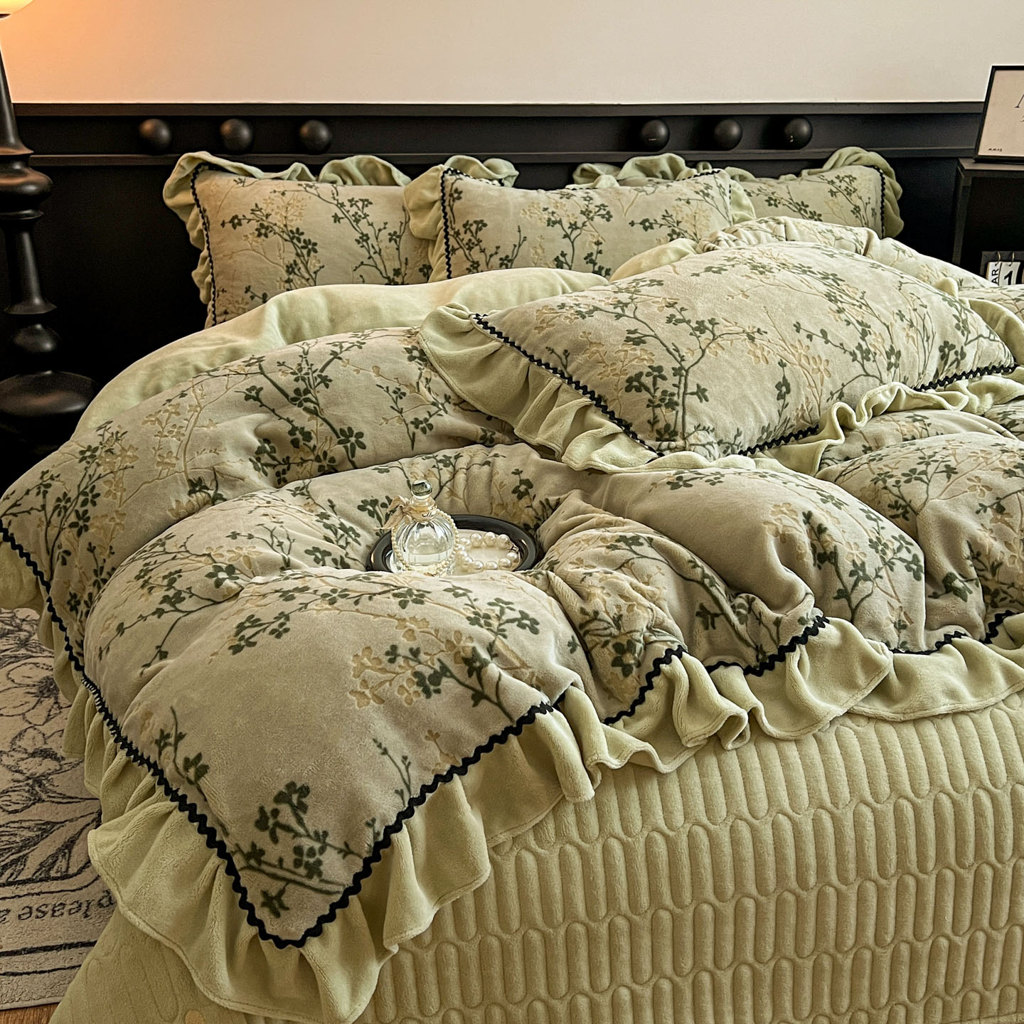 高端轻奢赫本风雕花牛奶绒加厚夹棉床盖四件套防静电不掉绒花边款