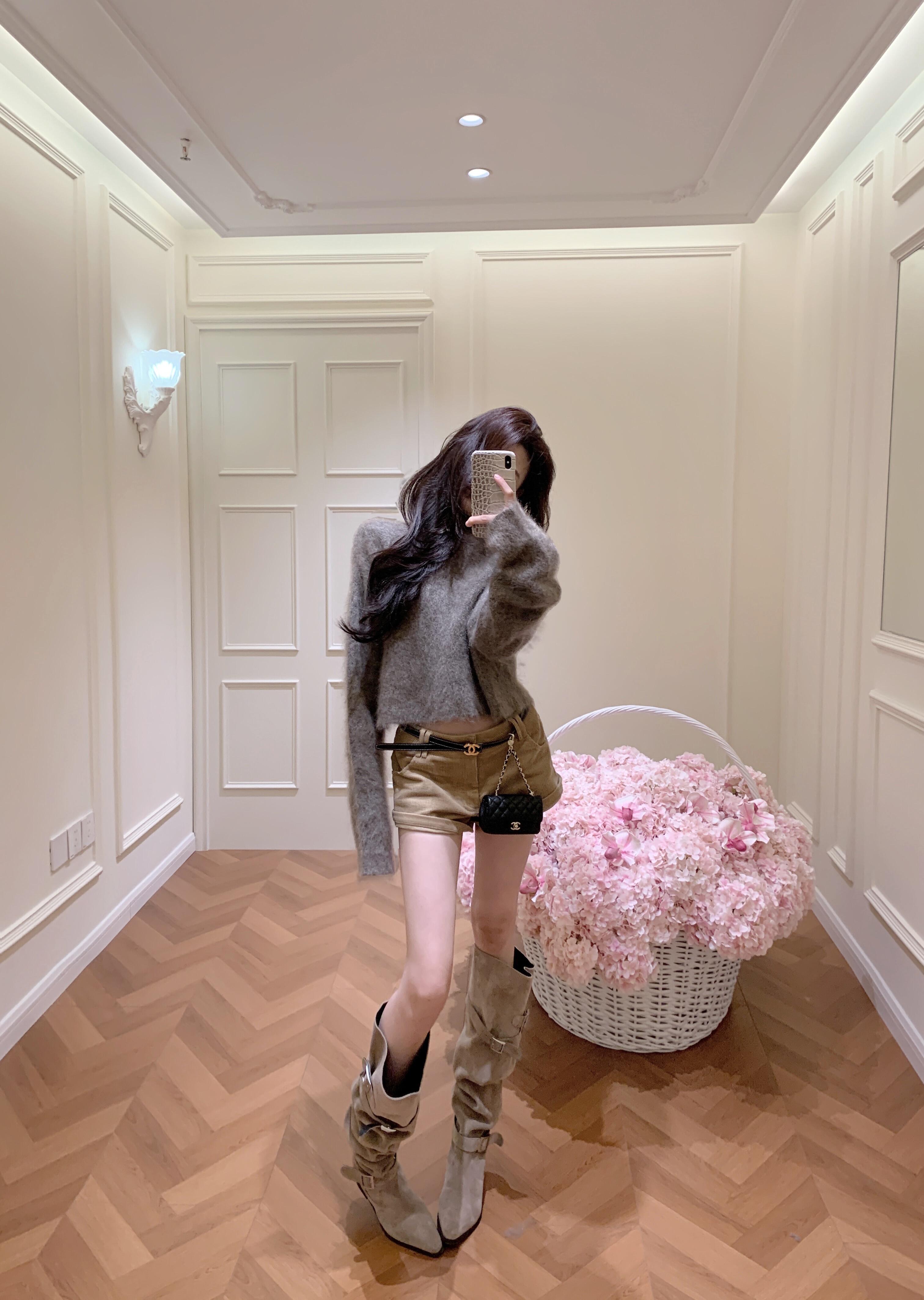 2025秋冬新款韩系高级感棕色外套灰色软糯针织衫高腰超短裤三件套