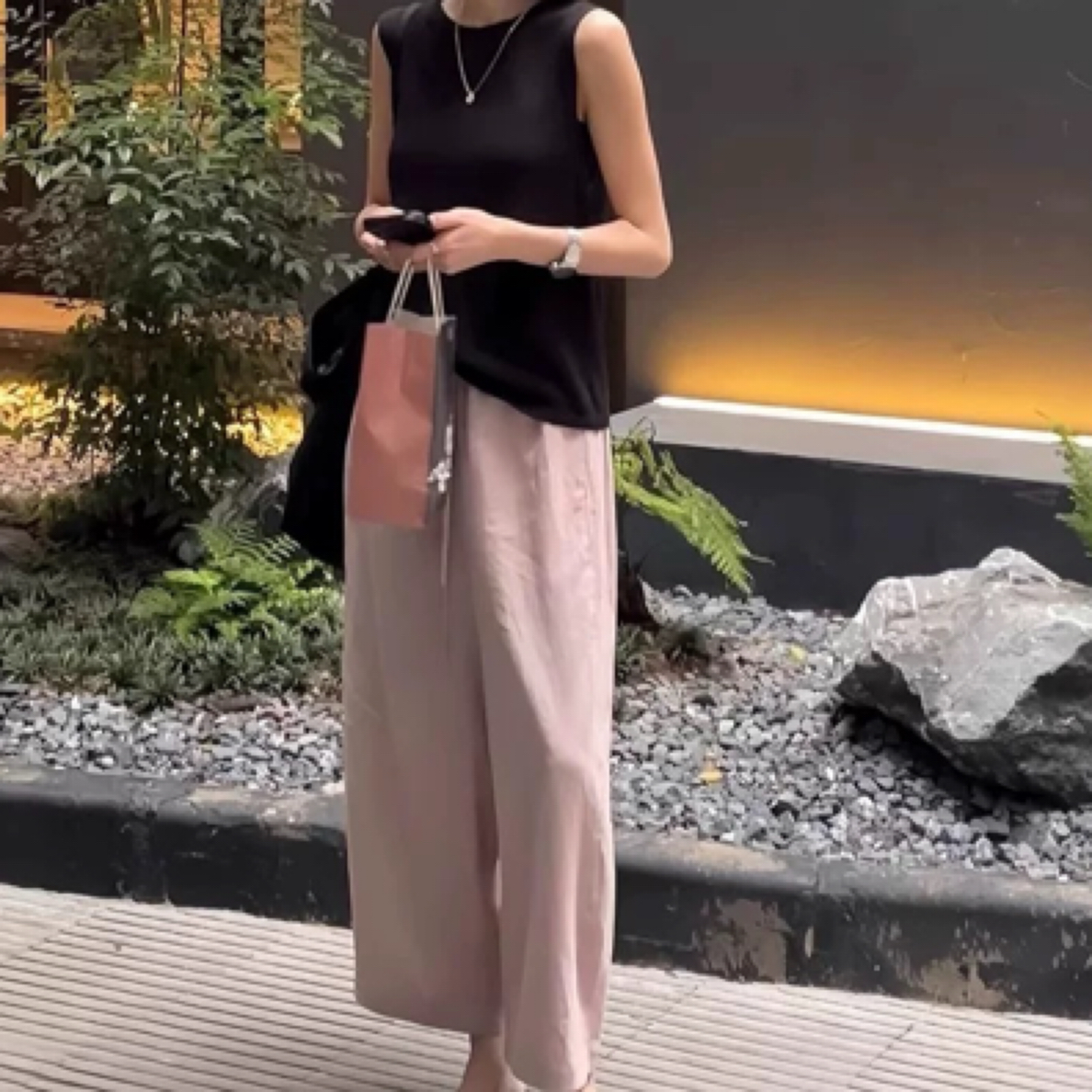 新款减龄小个子黑色背心搭配粉色休闲女装