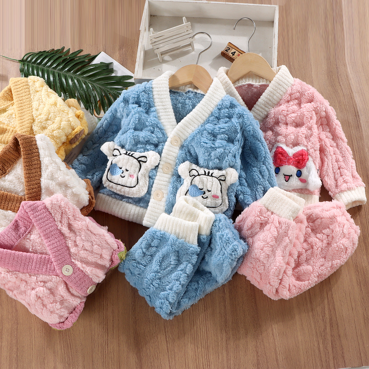 2025款法兰绒居家卡通风保暖家居服套装秋冬季男女宝宝通用两件套