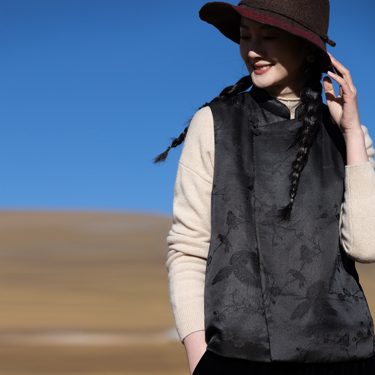 牧衣游原创 重磅26姆米提花香云纱高蓬松红嘴雁羽绒马夹女冬 溪影