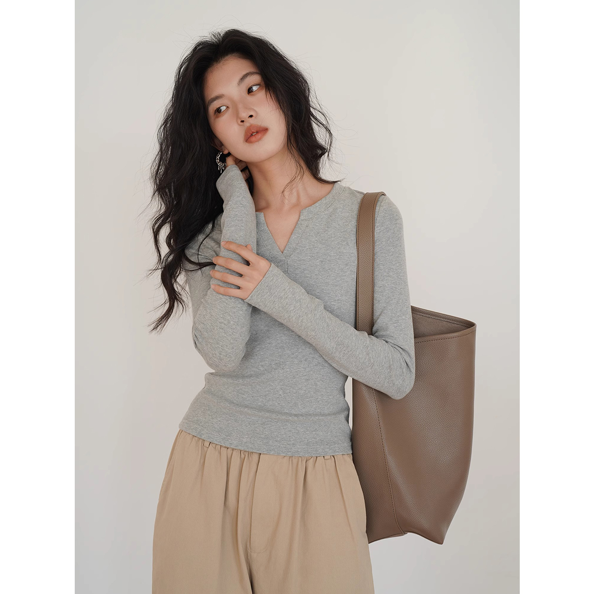 林木木 灰色v领针织打底衫上衣女2025年秋季新款纯色内搭长袖t恤