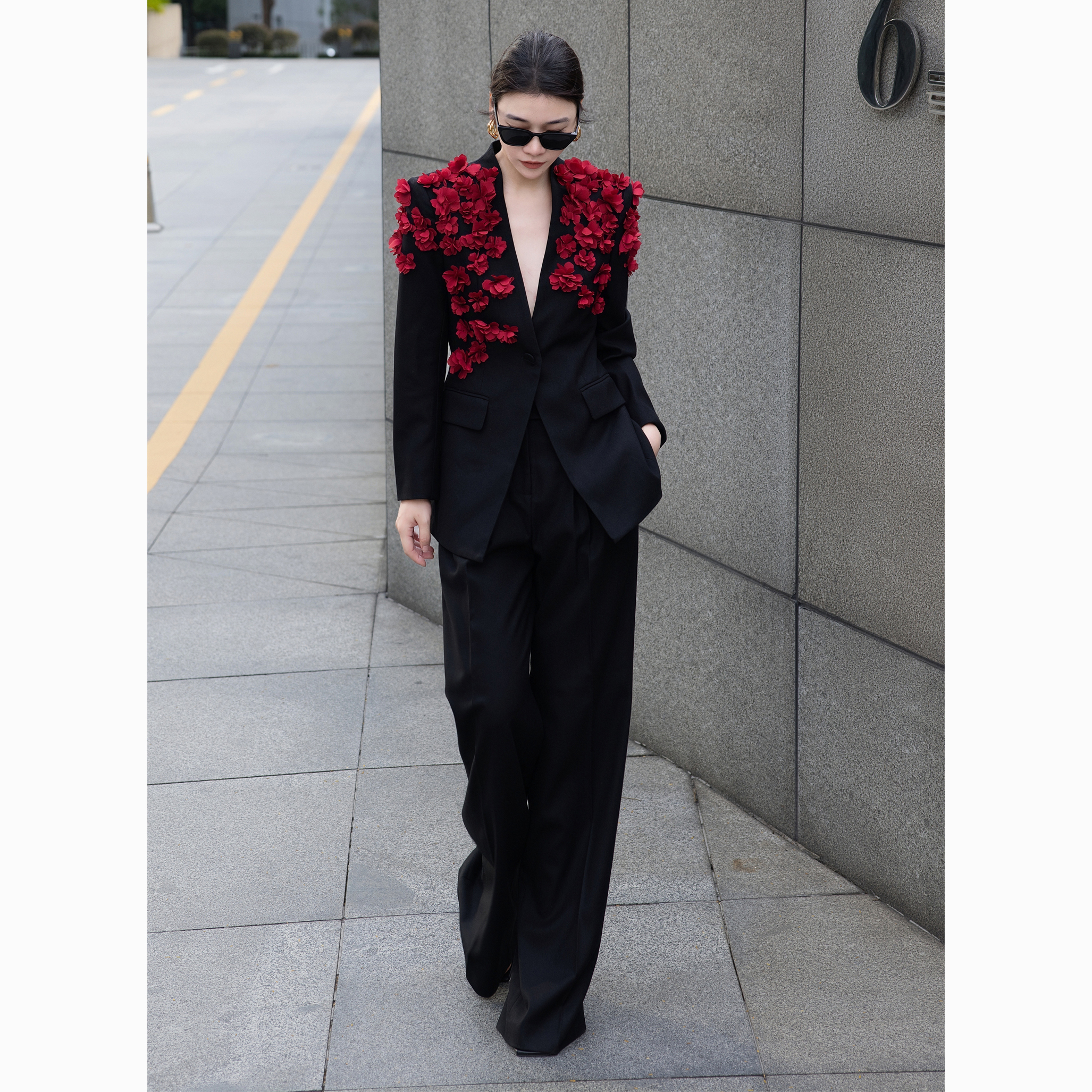 ZEROYK高端职业装2025秋款设计感满身立体樱花西服长裤通勤两件套