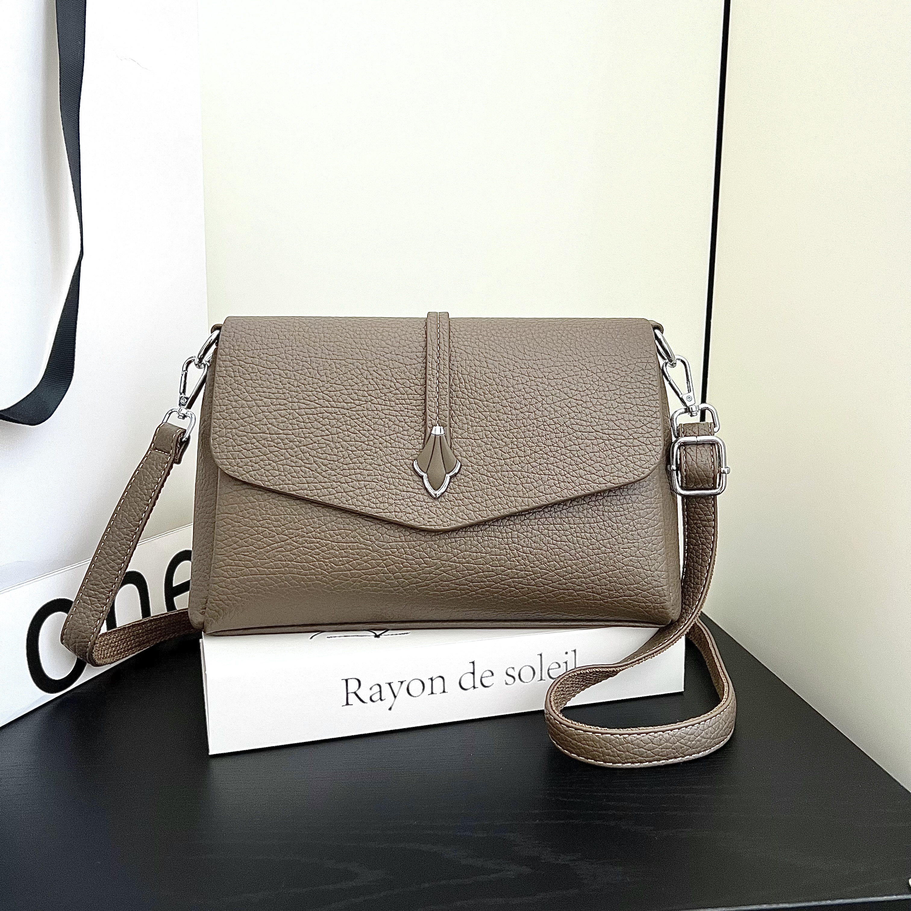 新款秋冬2025真皮斜挎包女士时尚单肩包妈妈包简约百搭腋下包