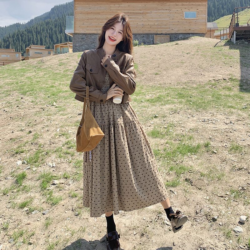 法式复古棕色皮衣吊带连衣裙两件套女2025秋超好看蝴蝶结格纹长裙