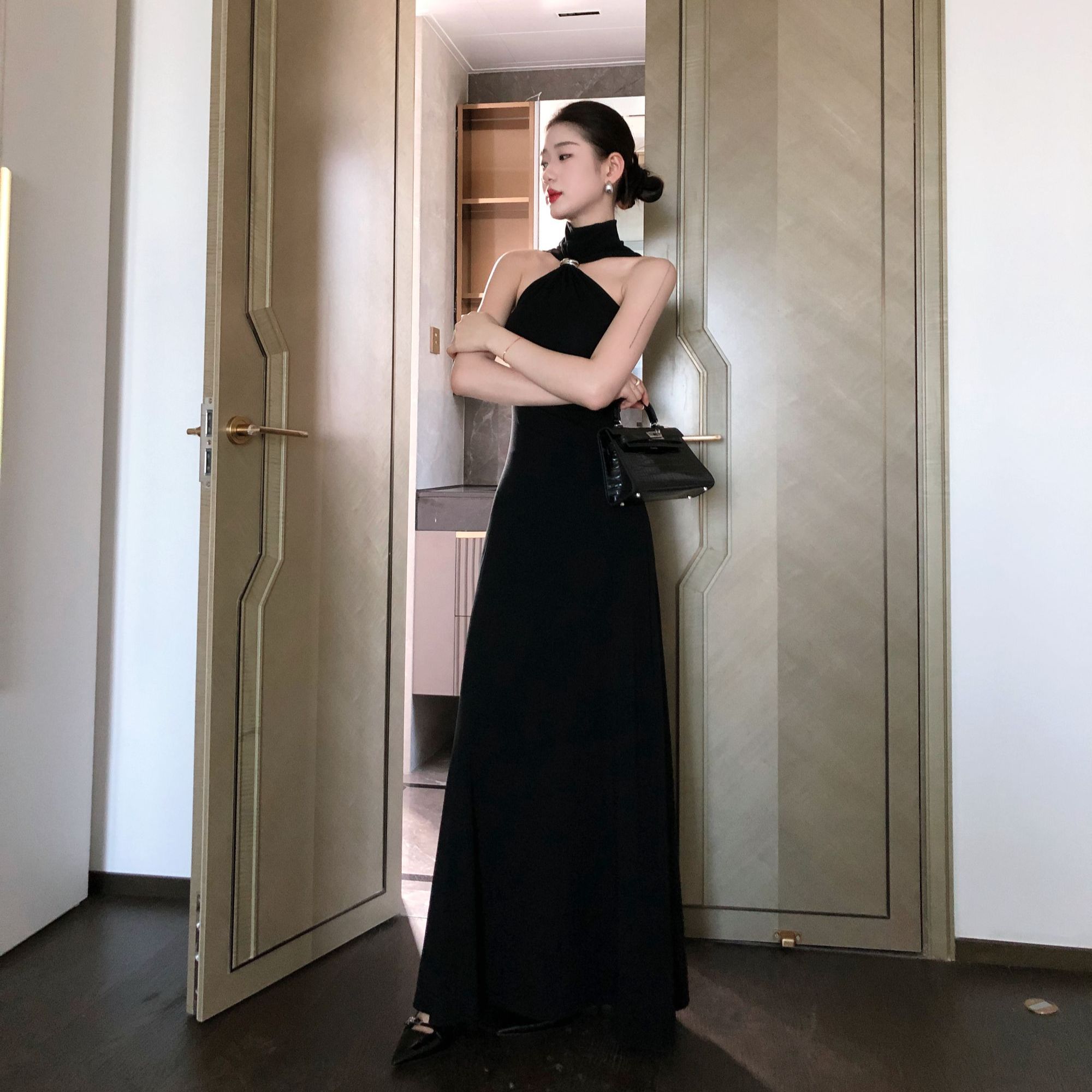 设计师秀场同款拽姐金属环挂脖连衣裙小众性感无袖长裙显瘦吊带裙