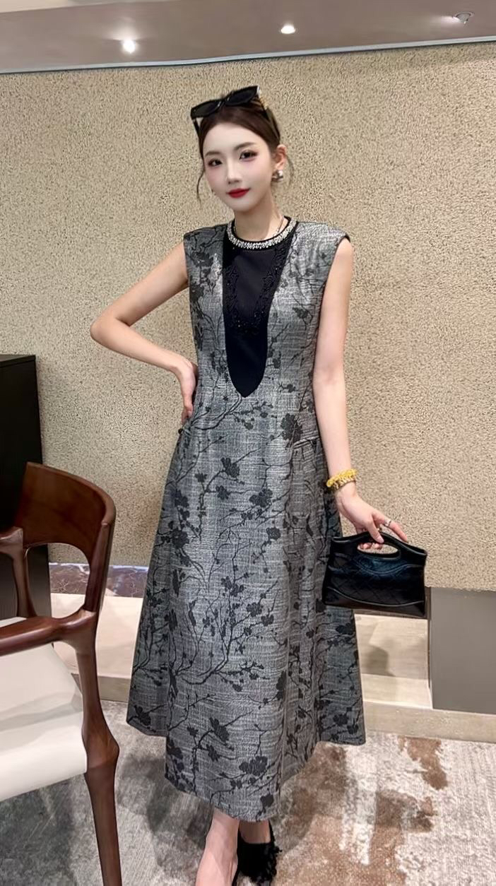 深圳轻奢刺绣钉珠无袖连衣裙女欧货早秋新款碎花长裙68I06