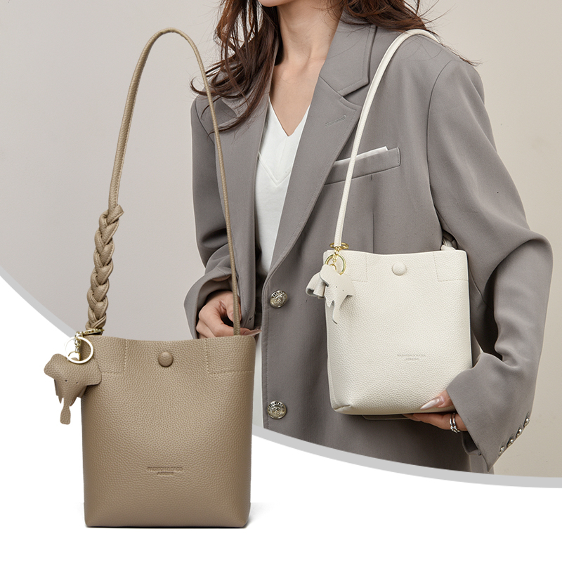 真皮手机包女斜挎2025新款时尚百搭小水桶包女士通勤包单肩斜挎包