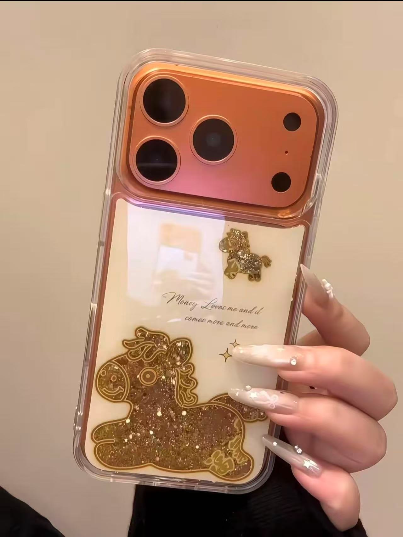 创意奶黄底镂空小马金箔流沙适用iPhone17pro手机壳苹果16pro新15