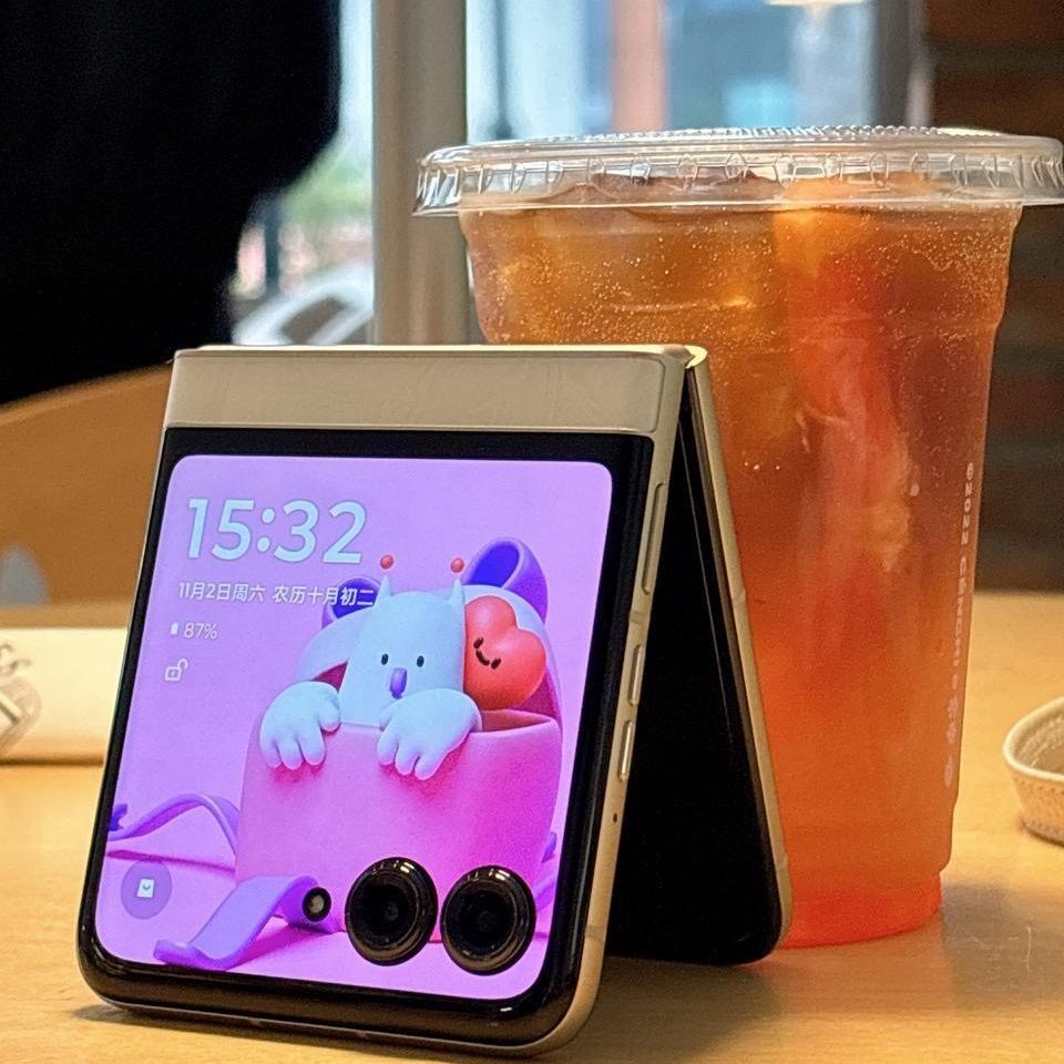 9新 Motorola/摩托罗拉  razr50折叠手机时尚多开小折叠智能5G