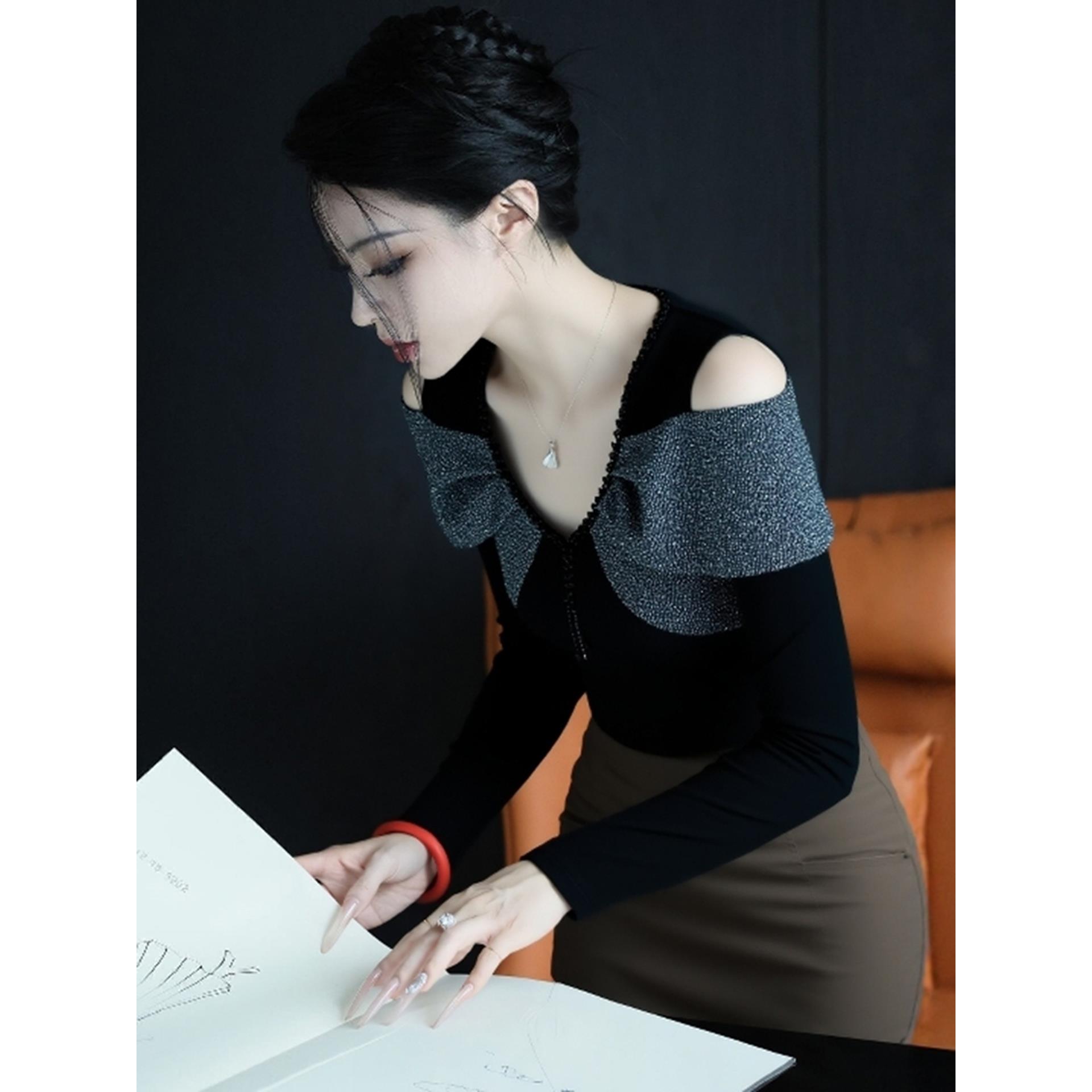 巨好看的设计感上衣轻熟小众不撞款高级感黑色烫钻拼接露肩T恤冬