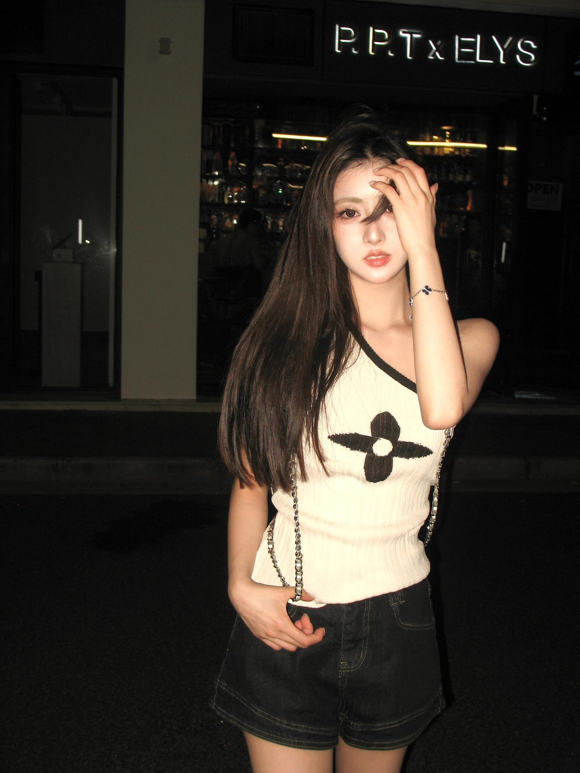 夏季斜肩白色针织吊带背心不规则露肩无袖单肩上衣+黑色牛仔短裤