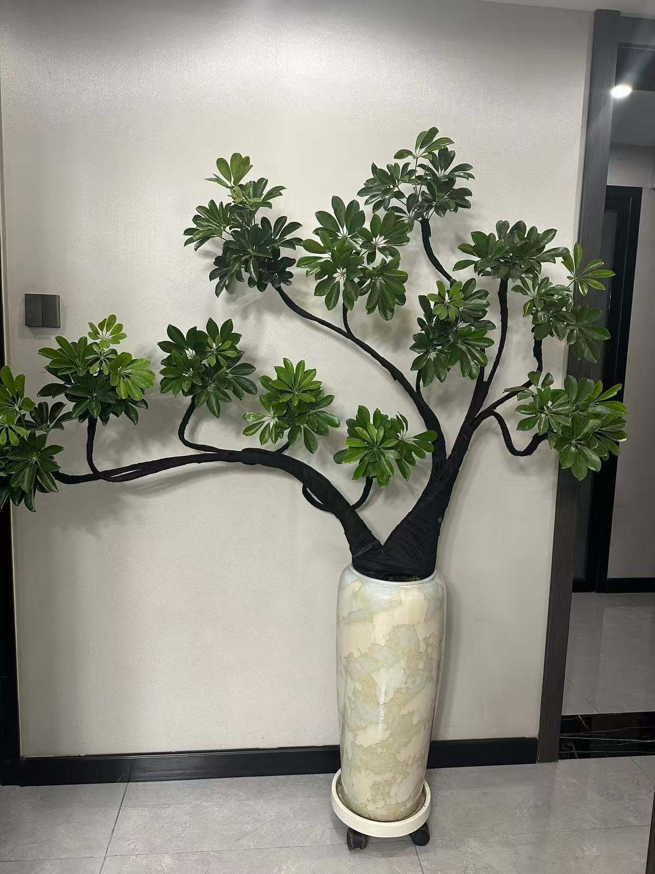 造型鸭脚木室内网红款绿植电视机旁落地窗玄关背景墙大型造景绿植