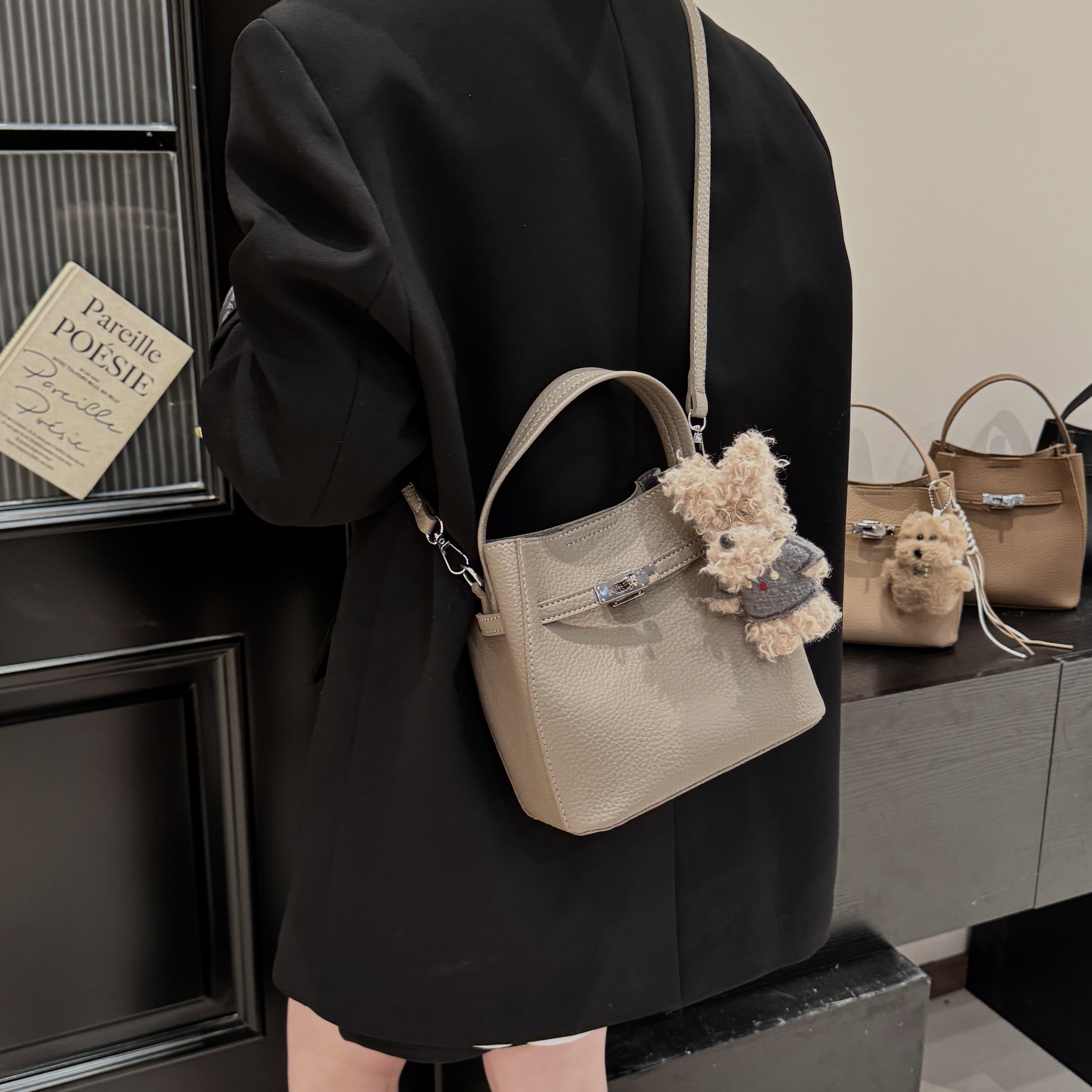 艾米兔女包2026新款日常休闲复古潮流时尚百搭洋气手提斜挎水桶包