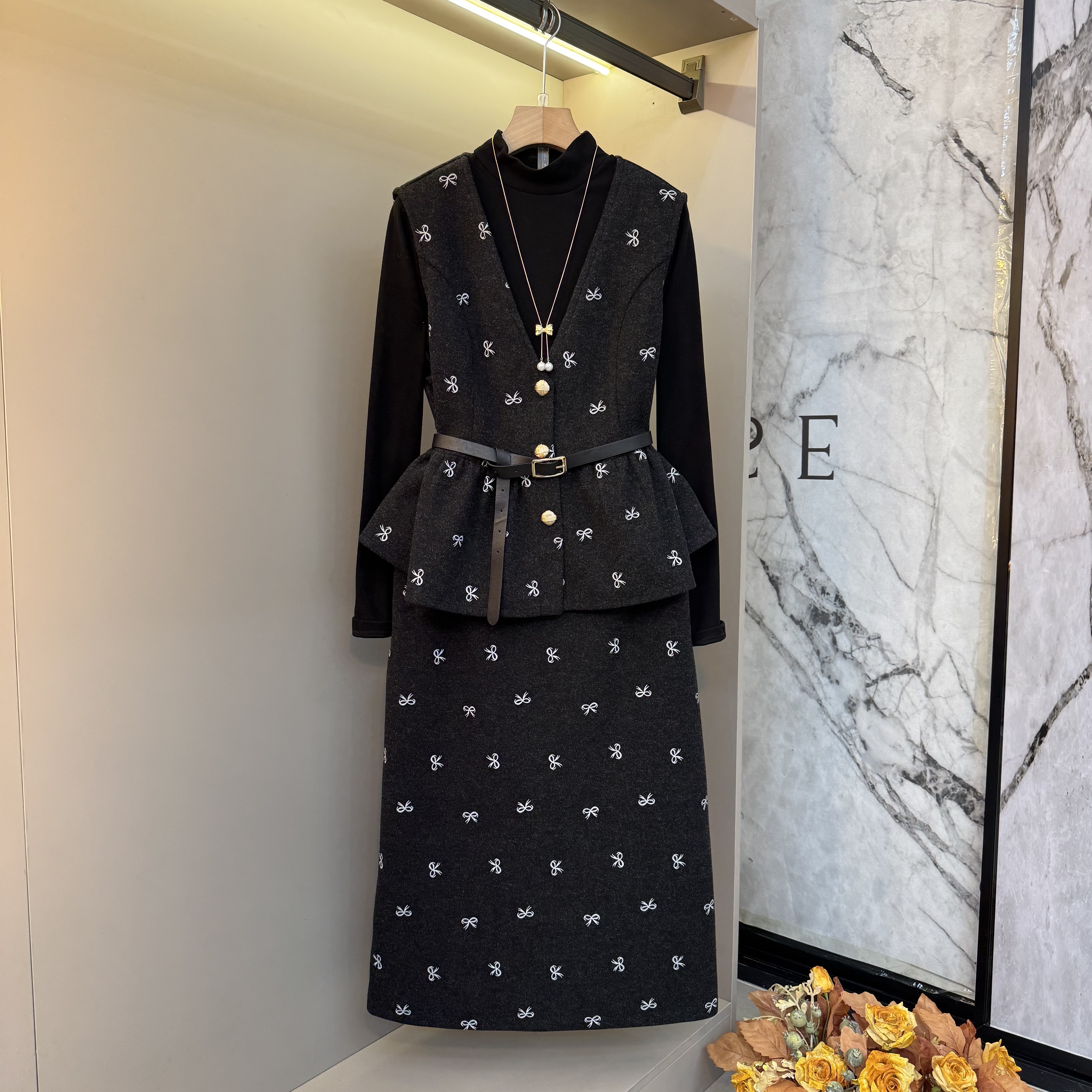 2025大码气质蝴蝶结高级时尚轻奢复古收腰显瘦内搭+马甲+半裙6086