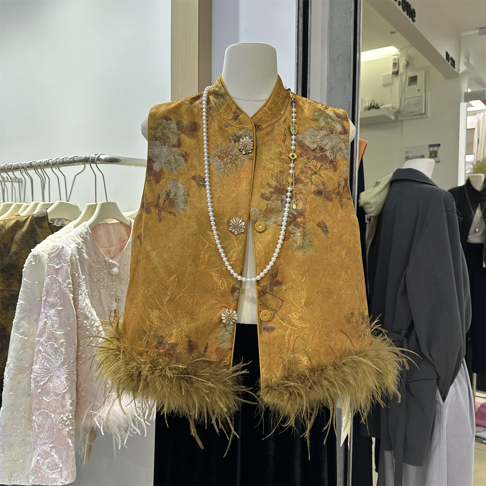 国风夹棉马甲女毛毛坎肩背心2025秋季新款新中式立领提花棉马夹