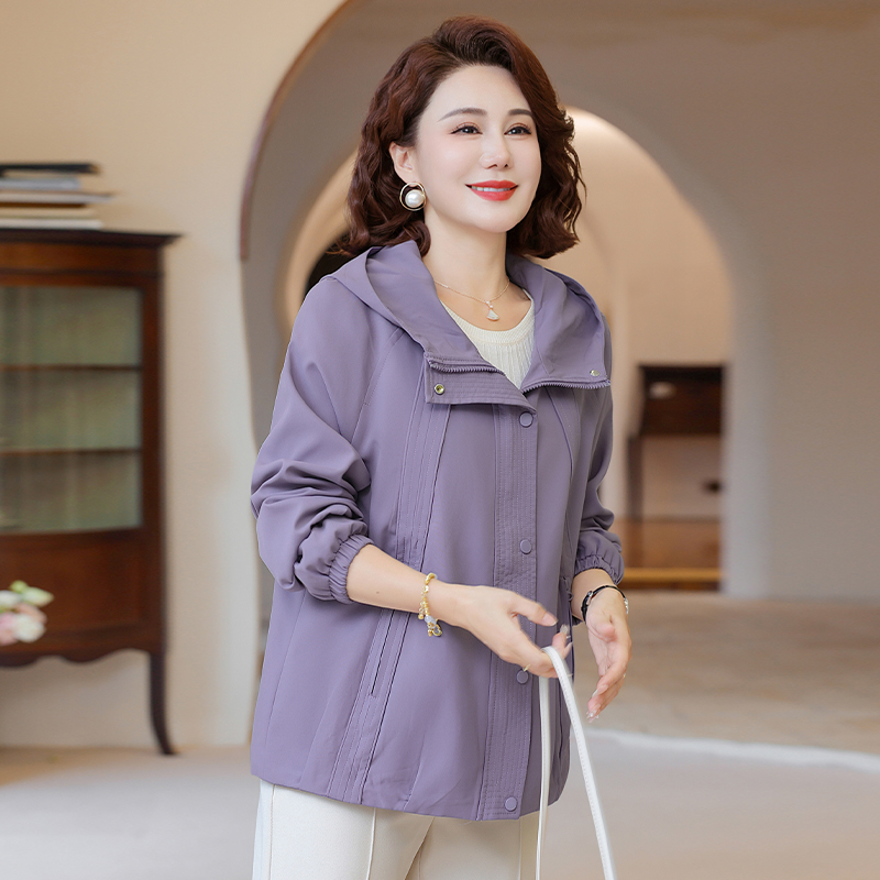 妈妈秋装休闲风衣外套2025新款中老年女士宽松大码端庄连帽上衣服